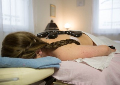 Entspannen bei einer Hot Stone Massage - Wellnessmassage Rhein-Main